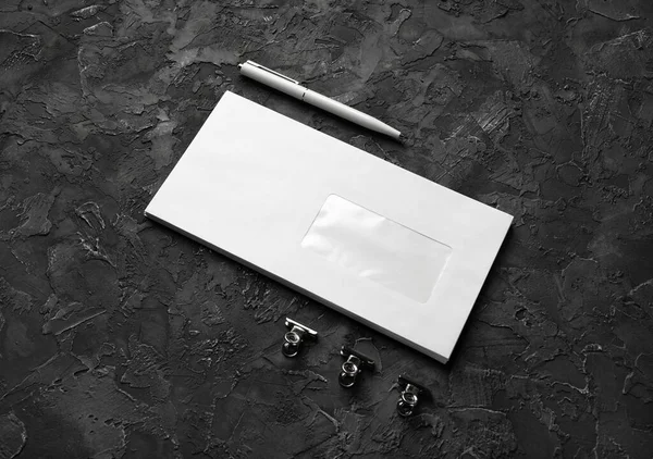 黒い石の背景に空白の封筒 クリップの写真 ブランドモックアップ — ストック写真