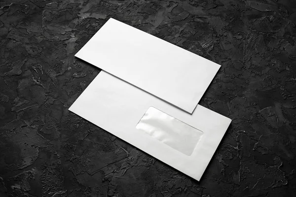 Twee Blanco Papieren Enveloppen Zwarte Stenen Achtergrond Voor Achter — Stockfoto