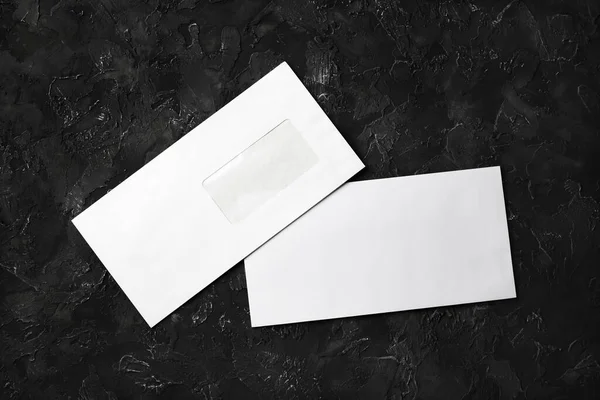Envelopes Papel Branco Branco Sobre Fundo Pedra Preta Frente Verso — Fotografia de Stock