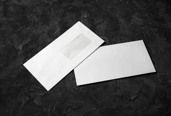 Twee Blanco Enveloppen Zwarte Stenen Achtergrond Voor Achter Model Voor — Stockfoto