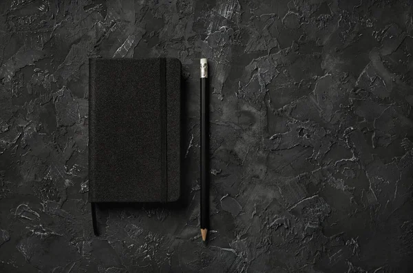 Photo Blank Black Notepad Pencil Black Stone Background Copy Space — Stock Photo, Image