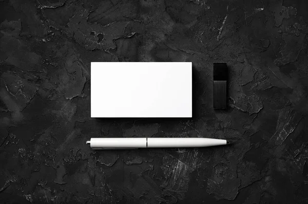 黒い石の背景に空白の名刺 ペンとUsbフラッシュドライブの写真 Id用のテンプレート — ストック写真