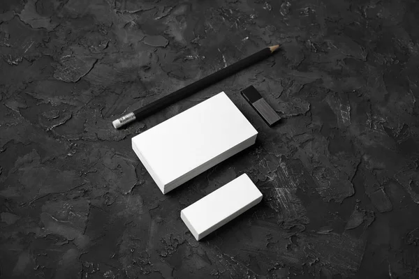 黒い石の背景に空白の名刺 消しゴム Usbフラッシュドライブ 空白の文房具セット — ストック写真