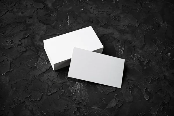 Cartões Visita Branco Sobre Fundo Pedra Preta Mockup Para Identificação — Fotografia de Stock