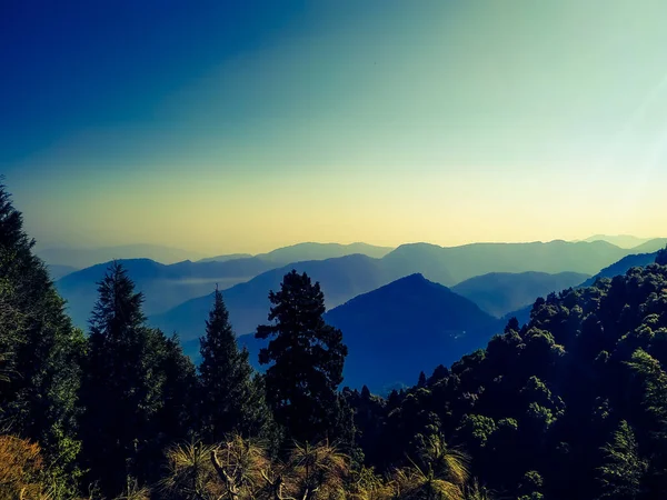 Güzel bir gün batımı gökyüzü, güzel dağlar ve ağaçlarla dolu Hindistan, Uttarakhand, Nainital 'de.