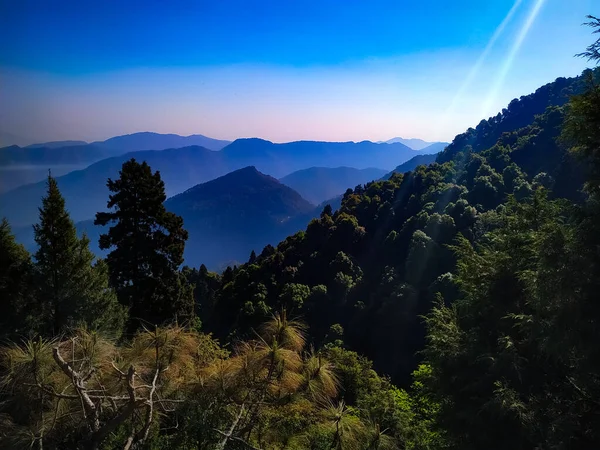 Ağaçlı dağlarda güzel bir gündoğumu gökyüzü