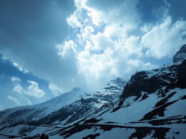 Bulutlu, karlı güzel bir dağ