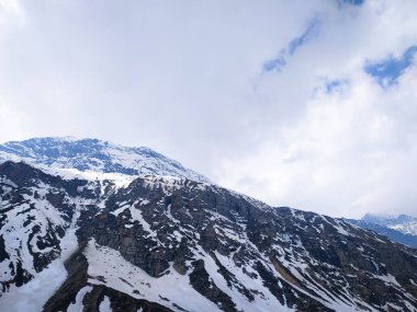 Bulutlarla kaplı güzel kar dağları