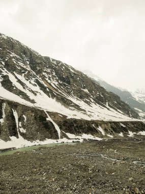 Karla kaplı dağlarla kaplı güzel bir manzara.