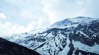 Büyük bir kar yağışı sonrasında yamaçlı ve asansörlü kayak merkezinin üst manzarası. Eğlence ve kış sporları için kayak dağının güzel ve karla kaplı manzarası