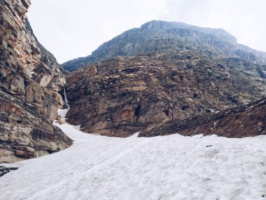 Yaz mevsiminde karla kaplı dağlar