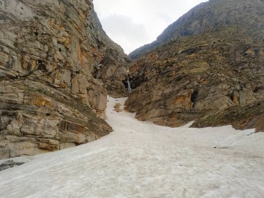 Kayalarda karlı bir şelale