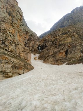 Kayaların arasında su birikiyor, sonra buz donuyor. Manali Himachal Pradesh Hindistan 'da