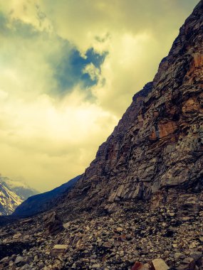 Sarı bulutlar inanılmaz kayaların üzerinde