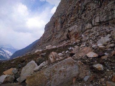 Dağlarda bulutlu güzel bir manzara