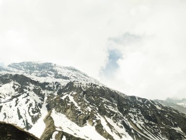 Yaz mevsiminde dağları karla kaplamıştı.