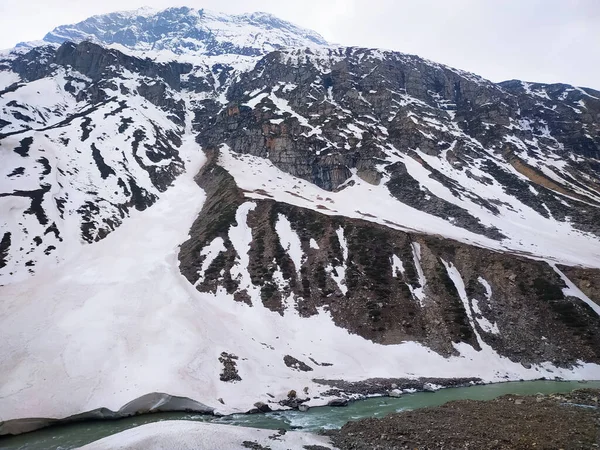 Río Del Agua Que Corre Través Del Fondo Nieve Montaña —  Fotos de Stock