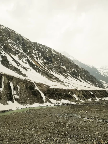Karla kaplı dağlarla kaplı güzel bir manzara.