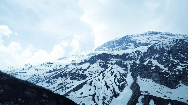 Büyük bir kar yağışı sonrasında yamaçlı ve asansörlü kayak merkezinin üst manzarası. Eğlence ve kış sporları için kayak dağının güzel ve karla kaplı manzarası