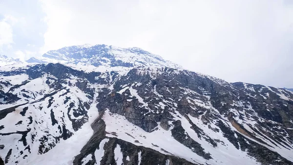 Karlı bir yaz dağı manzarası