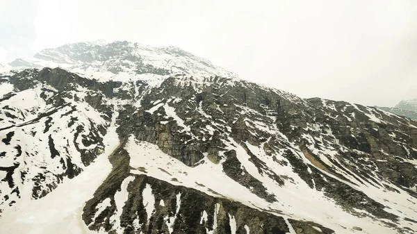 Yazın karla kaplı dağlar sisle kaplıydı.