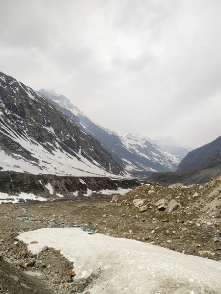 Karlı ve dağlı güzel bir manzara.