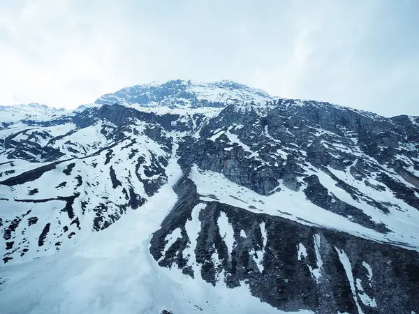 Manali Himachal Pradesh, Hindistan 'daki dağlarda bir kayak merkezi.