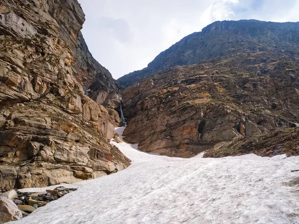 Manali Himachal pradesh Hindistan 'daki kayaların arasında kar yatıyordu.