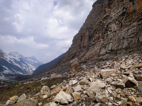 Dağlarda beyaz bulutlu bir kaya manzarası