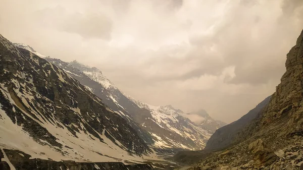 Nuvens Sobre Montanhas Com Neve — Fotografia de Stock