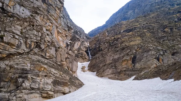 Manali Himachal Pardesh Hindistan 'daki dağdaki kayaların altında yatan kar.