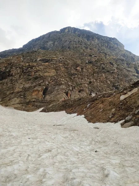 Kayaların etrafında kar vardı..