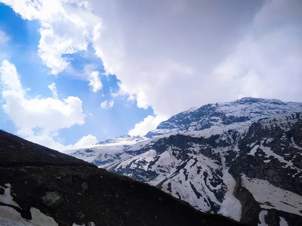 Nuages Blancs Sur Une Montagne Belle Neige — Photo