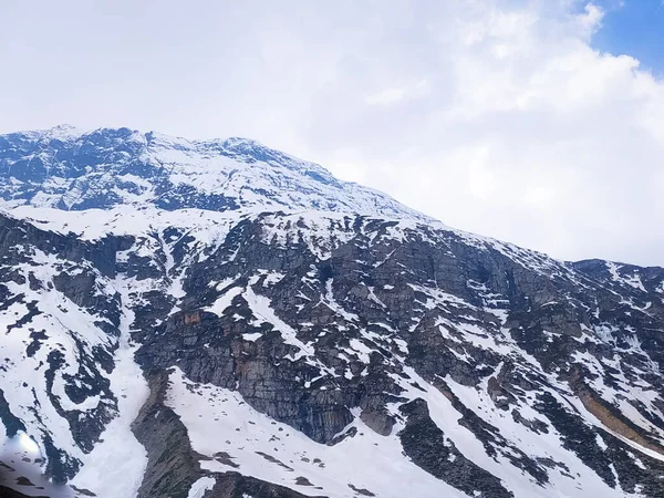Снігові Покриті Гори Хмарному Фоні Неба — стокове фото