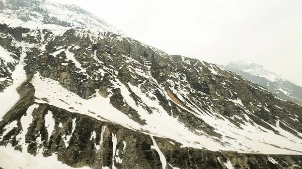 Neve Coberto Montanhas Verão Como Tempo Inverno — Fotografia de Stock