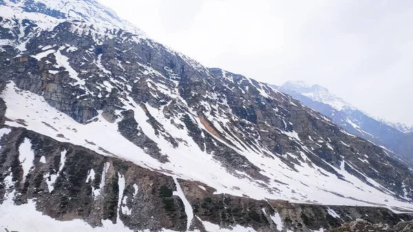 山顶上覆盖着天然的雪 — 图库照片