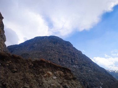 Dağda gökyüzü olan seçici odaklı bulutlar