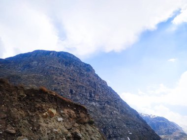 Bulutlar ve gökyüzüyle seçici odaklı dağ manzarası