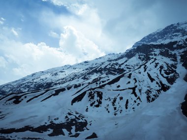 Yazın dağları kaplayan seçici odak karı