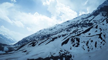 Seçici odak noktası beyaz bulutlarla kaplı dağlardır.
