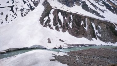 Seçici odak noktası güzel karla kaplı nehirle kaplı dağlar