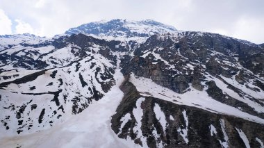 Karla kaplı dağlarda seçici odak noktası kayak merkezi