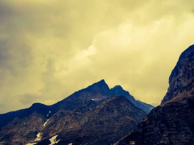 Gün batımında seçici bir odak noktası güzel dağlar