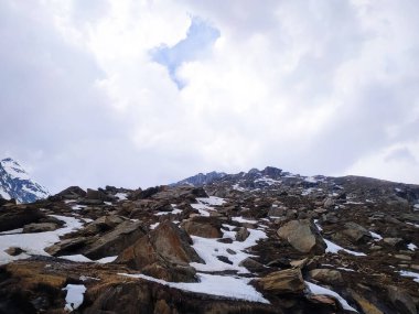 Seçici odak karı bulutlu arka planda dağları kapladı