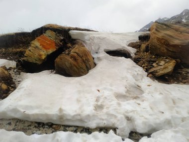 Seçici odak beyaz kar taşların üzerine donmuş gökyüzünden düştü