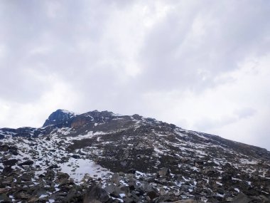 Manali Himachal Pradesh Hindistan 'da bulutlu seçici odaklı dağ manzarası