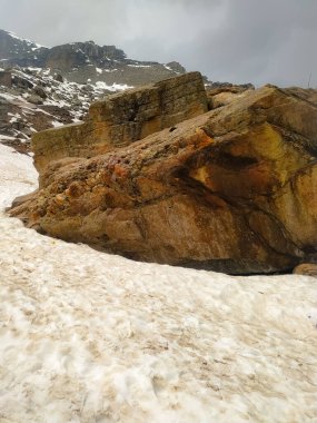 Karla kaplı dağlarda seçici bir odak noktası.