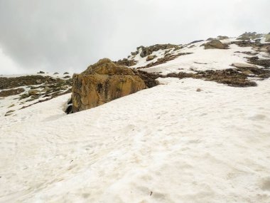 Manali, Himachal Pradesh, Hindistan 'da seçici odak karı yağmur gökyüzü ile kaplı dağlar