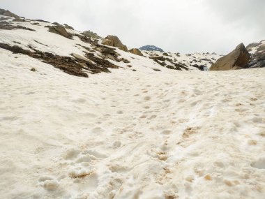 Güzel karlı dağların ve kayaların seçici odak noktası