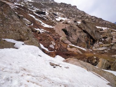 Seçici odaklanma, dağdaki doğal kar.